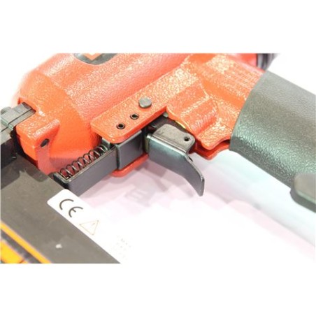 CLAVADORA/GRAPADORA NEUMATICA 32 MM MADER